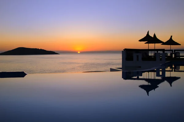 The pool and the sea at sunset — Stock Photo, Image