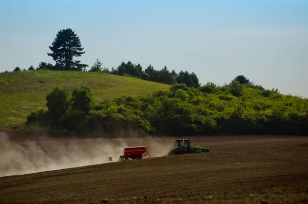 Der Traktor auf den Feldern — Stockfoto