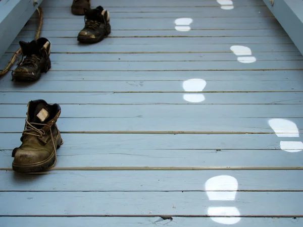 鞋子和脚步声的痕迹 — 图库照片