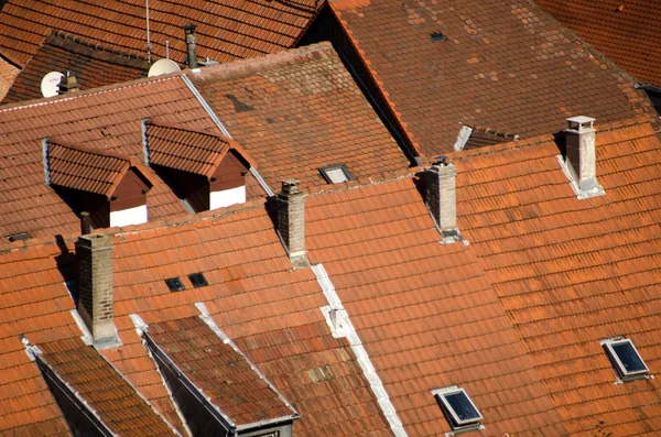 Tuiles rouges cuites sur les toits — Photo