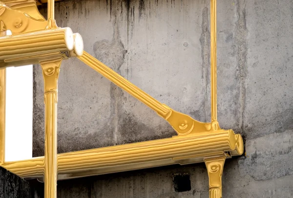Concrete en geschilderde gele balk — Stockfoto