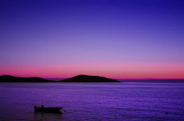 O mar ao nascer do sol e barco — Fotografia de Stock