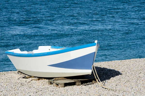 De boot op het strand — Stockfoto