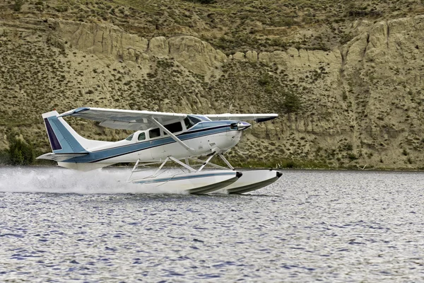 Plane landing on the water — Stock Photo, Image
