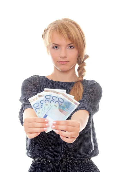 Ung kvinna med pengar i hans utsträckta händer — Stockfoto