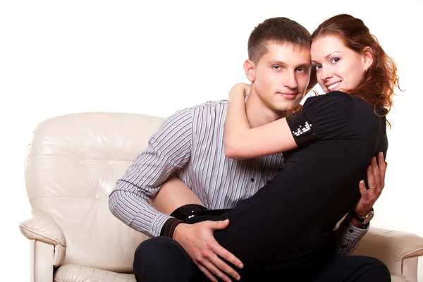 Wanita muda yang duduk di pangkuan pria — Stok Foto