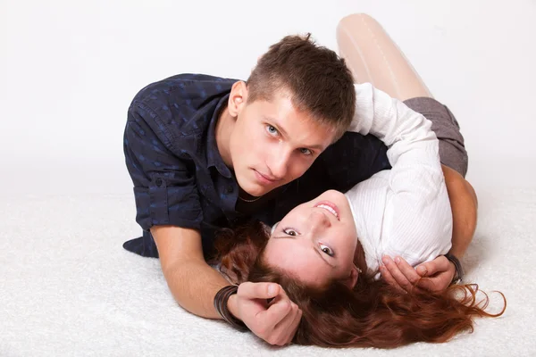 Pasangan muda merangkul — Stok Foto