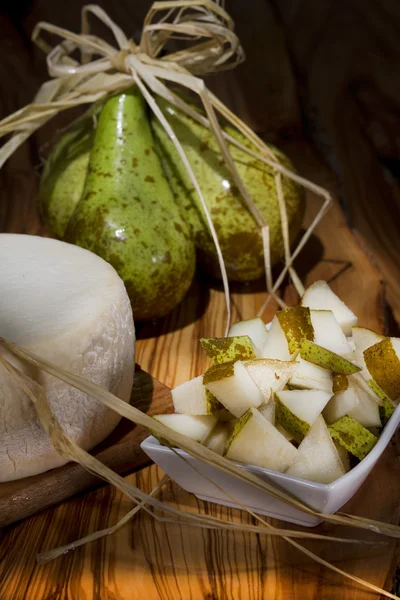 Cheese and pears — Stock Photo, Image