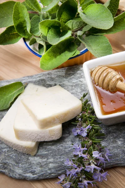Cheese with honey — Stock Photo, Image
