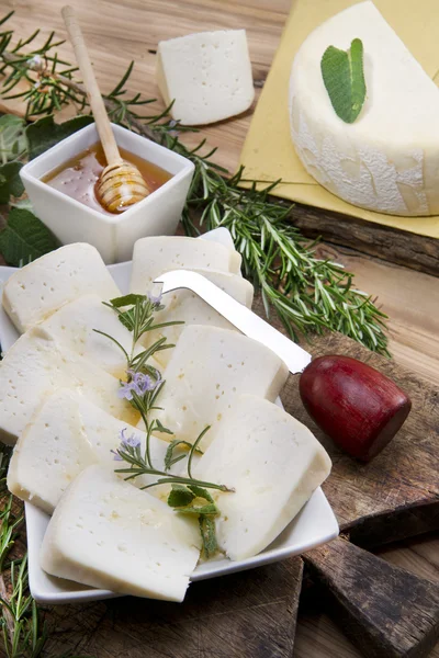 Sýr s medem — Stock fotografie