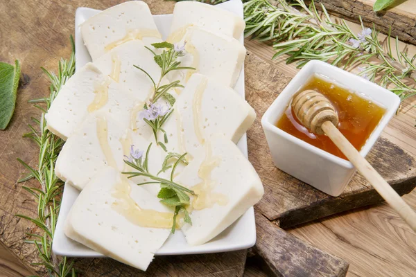 Sýr s medem — Stock fotografie