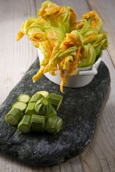 Calabacín y flor de calabaza —  Fotos de Stock