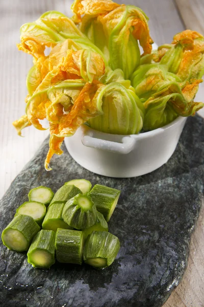Calabacín y flor de calabaza —  Fotos de Stock