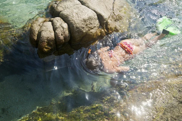 Pływać z ramionami i gogle — Zdjęcie stockowe