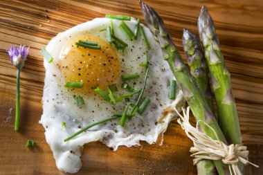 kuşkonmaz ve yumurta