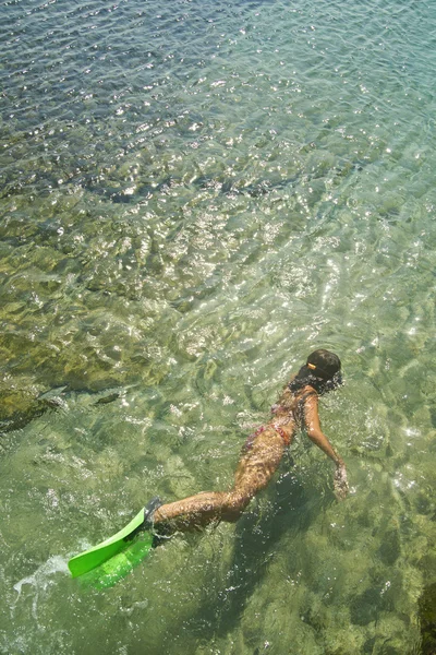 Nadar com nadadeiras e óculos — Fotografia de Stock