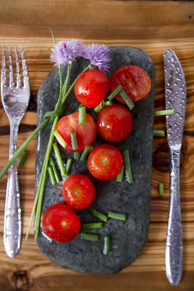 Tomates cherry en piedra plana — Foto de Stock