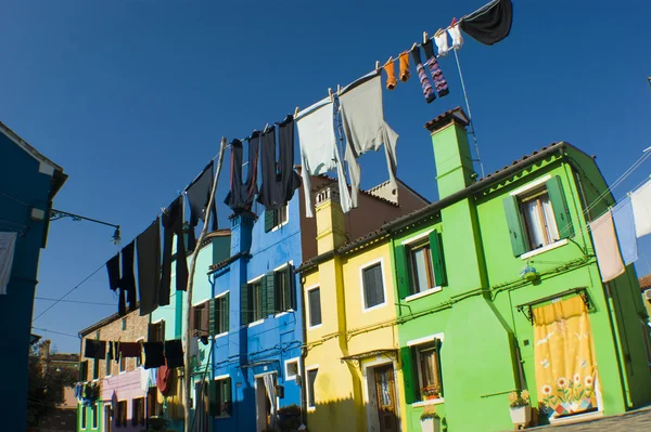 Kleurrijke huizen in burano straat, Italië — Stockfoto