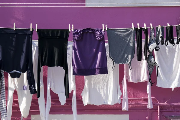 Kläder som hänger utanför — Stockfoto