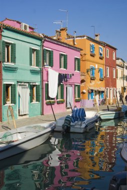 satır renkli evlerin içinde burano sokak, İtalya.