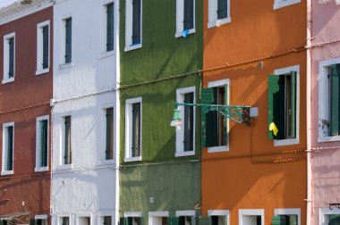 satır renkli evlerin içinde burano sokak, İtalya.