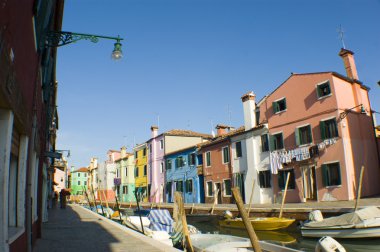 satır renkli evlerin içinde burano sokak, İtalya.