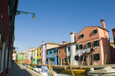 satır renkli evlerin içinde burano sokak, İtalya.