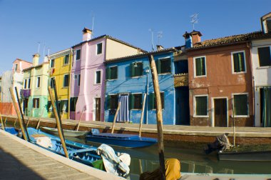 satır renkli evlerin içinde burano sokak, İtalya.