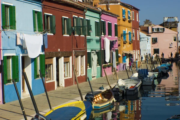 Rivi värikkäitä taloja Burano kadulla, Italia . — kuvapankkivalokuva
