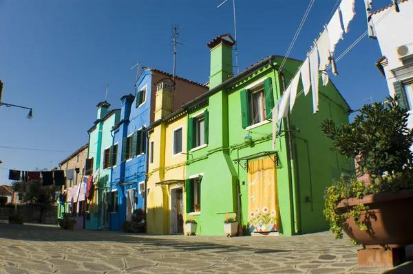 Raden av färgglada hus i burano gatan, Italien. — Stockfoto