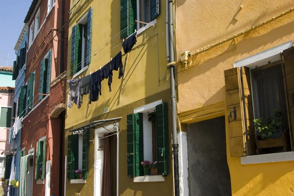 Рядок колоритних будинків у burano вулиці, Італія. — стокове фото