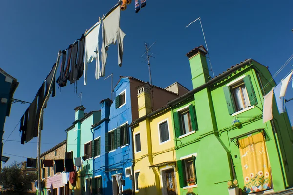 Řada barevných domků v burano ulice, Itálie. — Stock fotografie