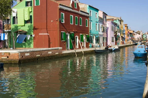 La fila de casas de colores en la calle Burano, Italia . —  Fotos de Stock