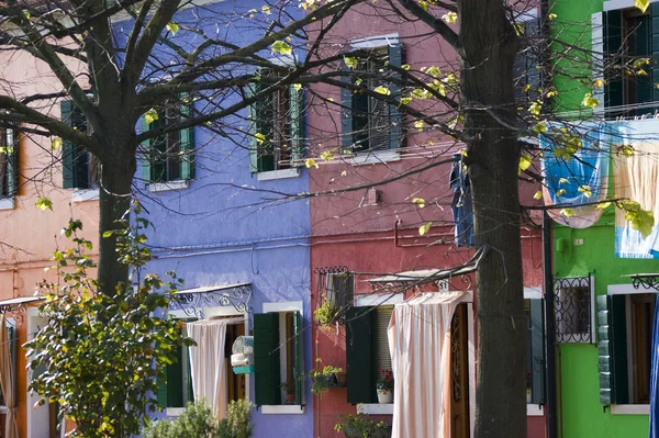 Satır renkli evlerin içinde burano sokak, İtalya. — Stok fotoğraf