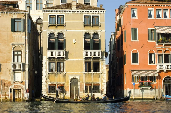 Geleneksel Venedik gondol binmek — Stok fotoğraf