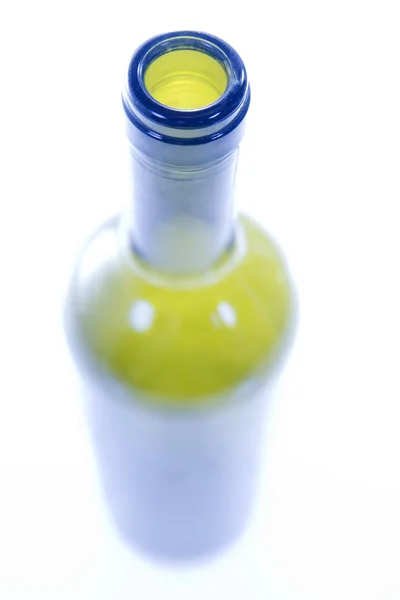 Uma garrafa vazia isolada em branco — Fotografia de Stock