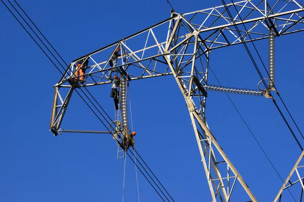 Repairing a power line — Stock Photo, Image
