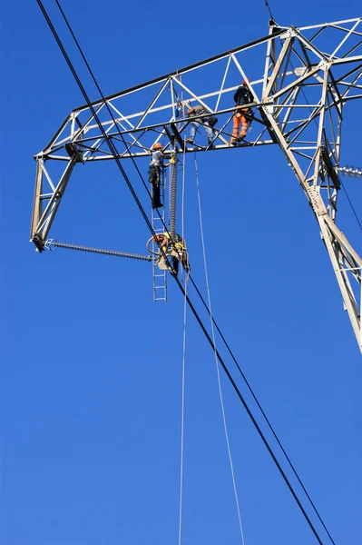 Reparación de una línea eléctrica — Foto de Stock