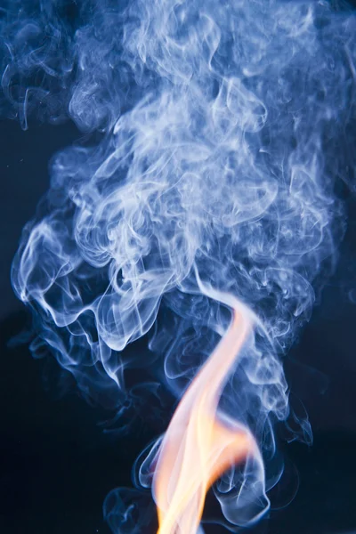 Ogień i dym — Zdjęcie stockowe