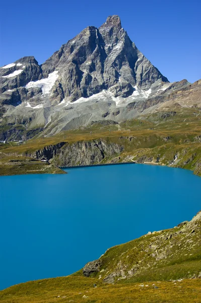 Niebieskie jezioro cervinia, Włochy — Zdjęcie stockowe