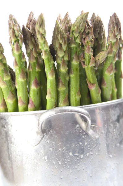 Mazzo di asparagi freschi su sfondo bianco — Foto Stock