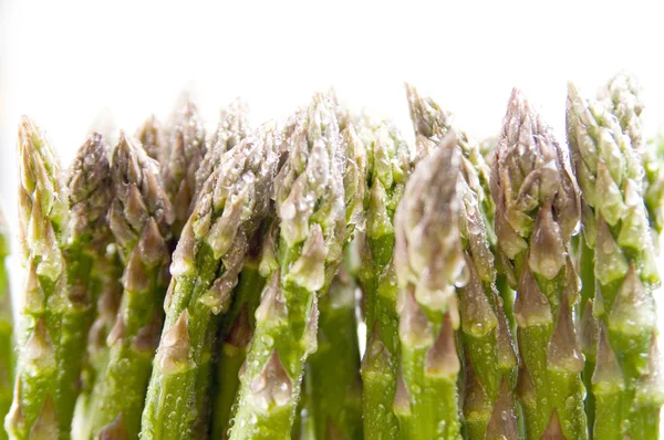 Mazzo di asparagi freschi su sfondo bianco — Foto Stock