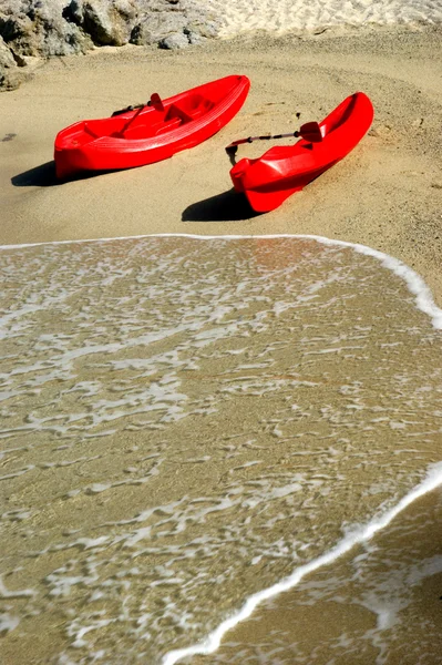 Байдарки на пляже — стоковое фото