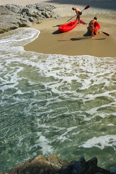 Kajaki na plaży — Zdjęcie stockowe