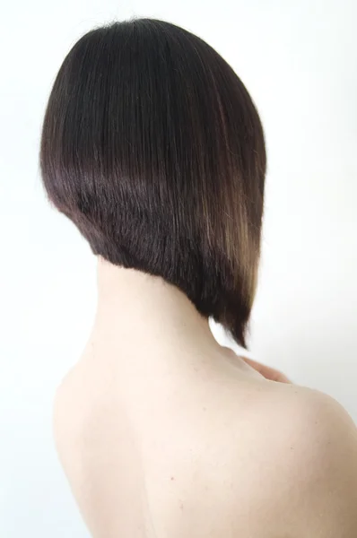 Junge Frau mit glatten kurzen Haaren — Stockfoto