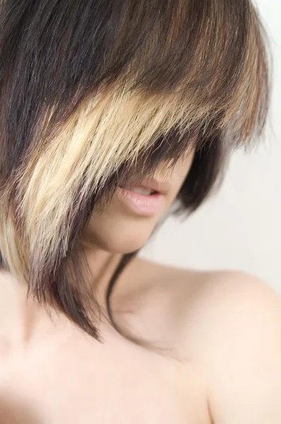 Giovane donna con capelli corti dritti — Foto Stock