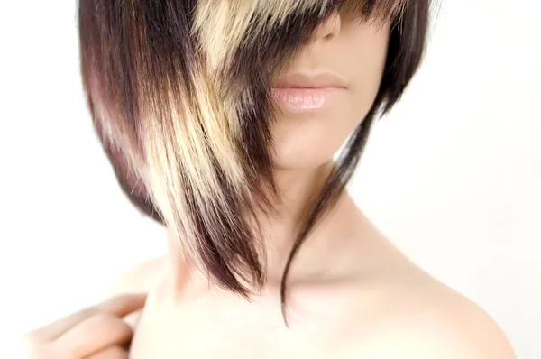 Mladá žena s rovnou krátké vlasy — Stock fotografie