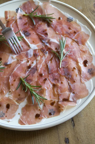 Розрізання ковбаси та м'яса — стокове фото