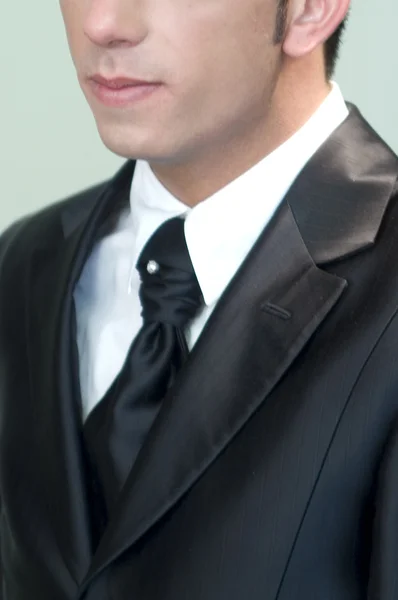 Jonge knappe zakenman in zwart pak op wit. — Stockfoto
