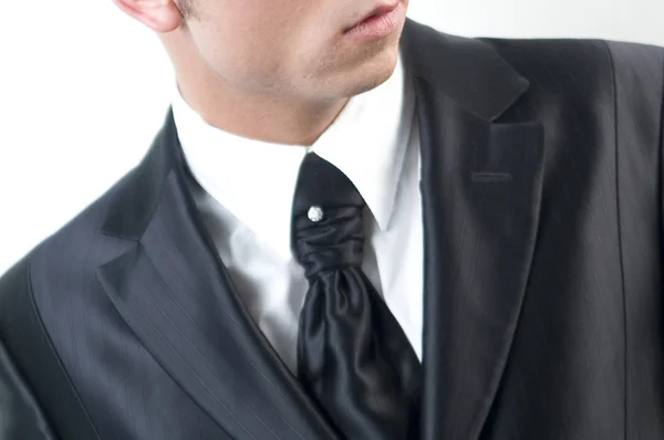 Молодий красивий бізнесмен в чорному костюмі на білому . — стокове фото